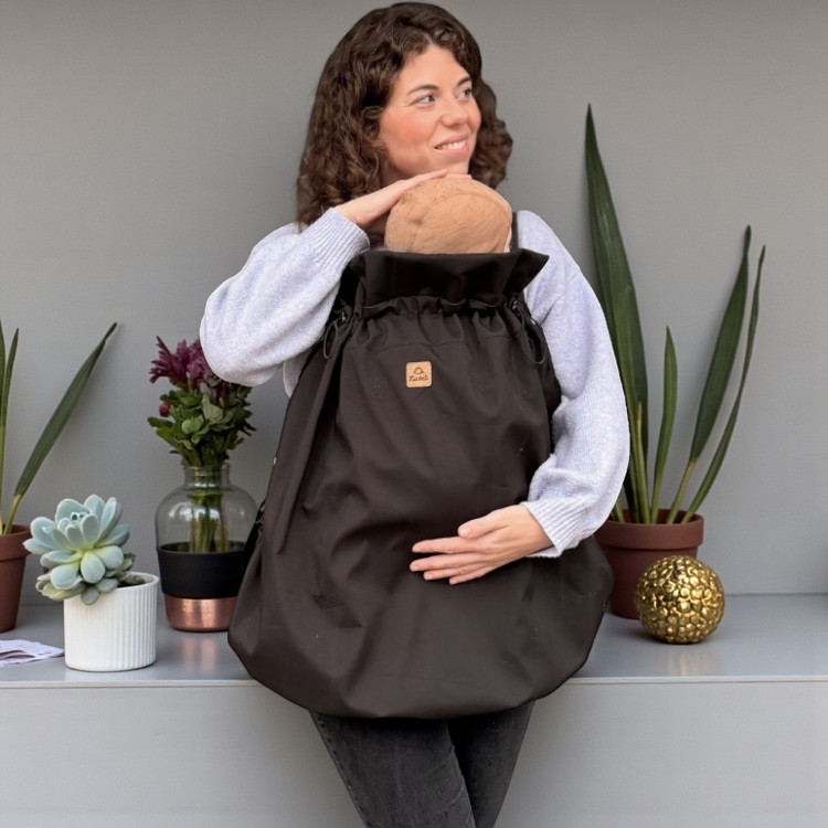 Ruckeli Softshell Cover Pure Black als Wetterschutz fuer Babytragen in schwarzem Softshell doppellagig mit wasser und windabweisender Aussenfläche und kuschelig angerauter Innenseite passt auf Ruckeli Babytragen und viele weitere Tragehilfen inklusive Ruckeli Hip mit vier Befestigungspunkten aufstellbarem Kragen und flexibel anpassbarer Groesse haelt dein Kind beim Bauch Hueft und Rueckentragen warm und trocken erhaeltlich beim Babyladen Erlangen im Fachgeschaeft und im Onlineshop